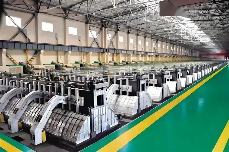 酿酒师正在检查不锈钢酿酒设备的质量细节_1