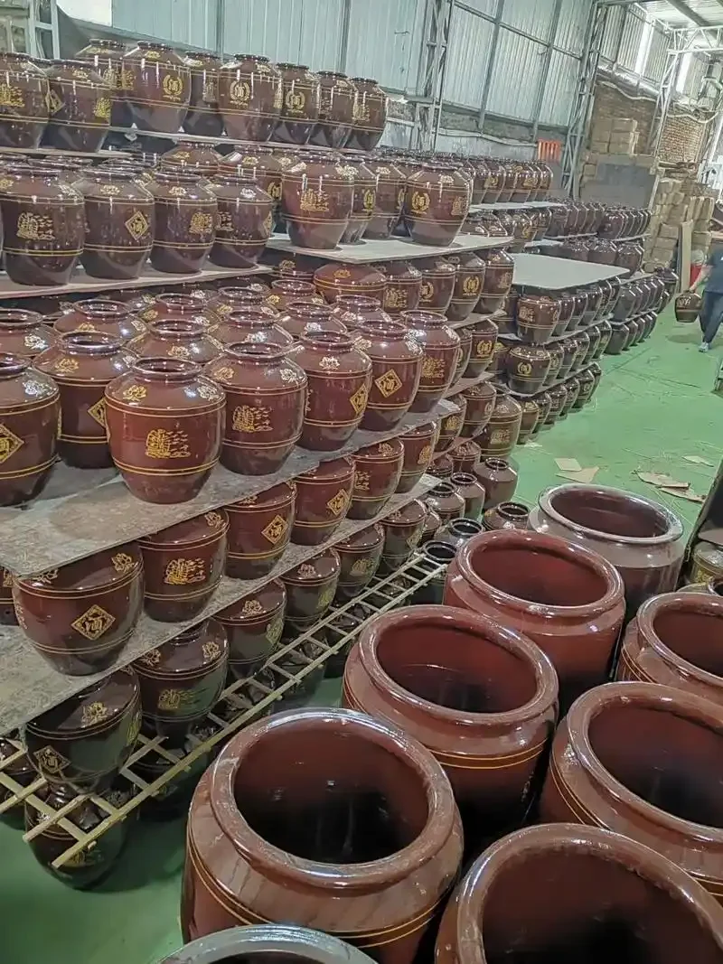 土陶、陶瓷和玻璃三种不同材质酒坛的实物对比展示_1