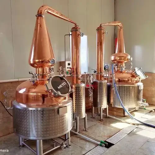 家庭自酿白酒必备的五件核心设备：发酵缸、蒸馏器、测量工具和储酒瓶，整齐摆放在木桌上。_1