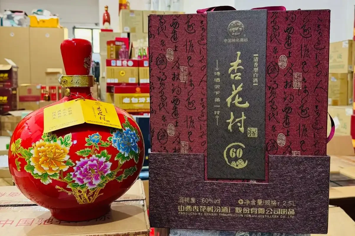 十二种不同香型的纯粮白酒小样，在古朴酒窖背景下排列展示，象征中国白酒香型的多样性。_1