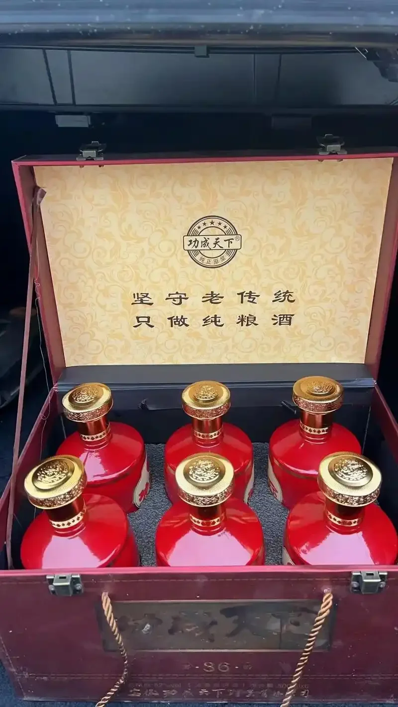 功成天下系列白酒并排展示，包括经典款、礼盒装和坛装，搭配粮食和笔记本，展现产品差异与专业品鉴场景_1