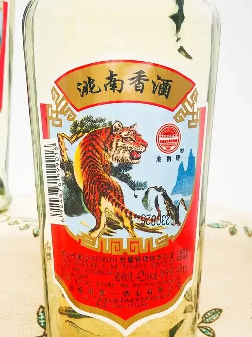 资深酿酒师视角：桌面上展示的几款典型东北白酒和品酒杯，背景为东北风土，探讨东北白酒的风味选择。_1