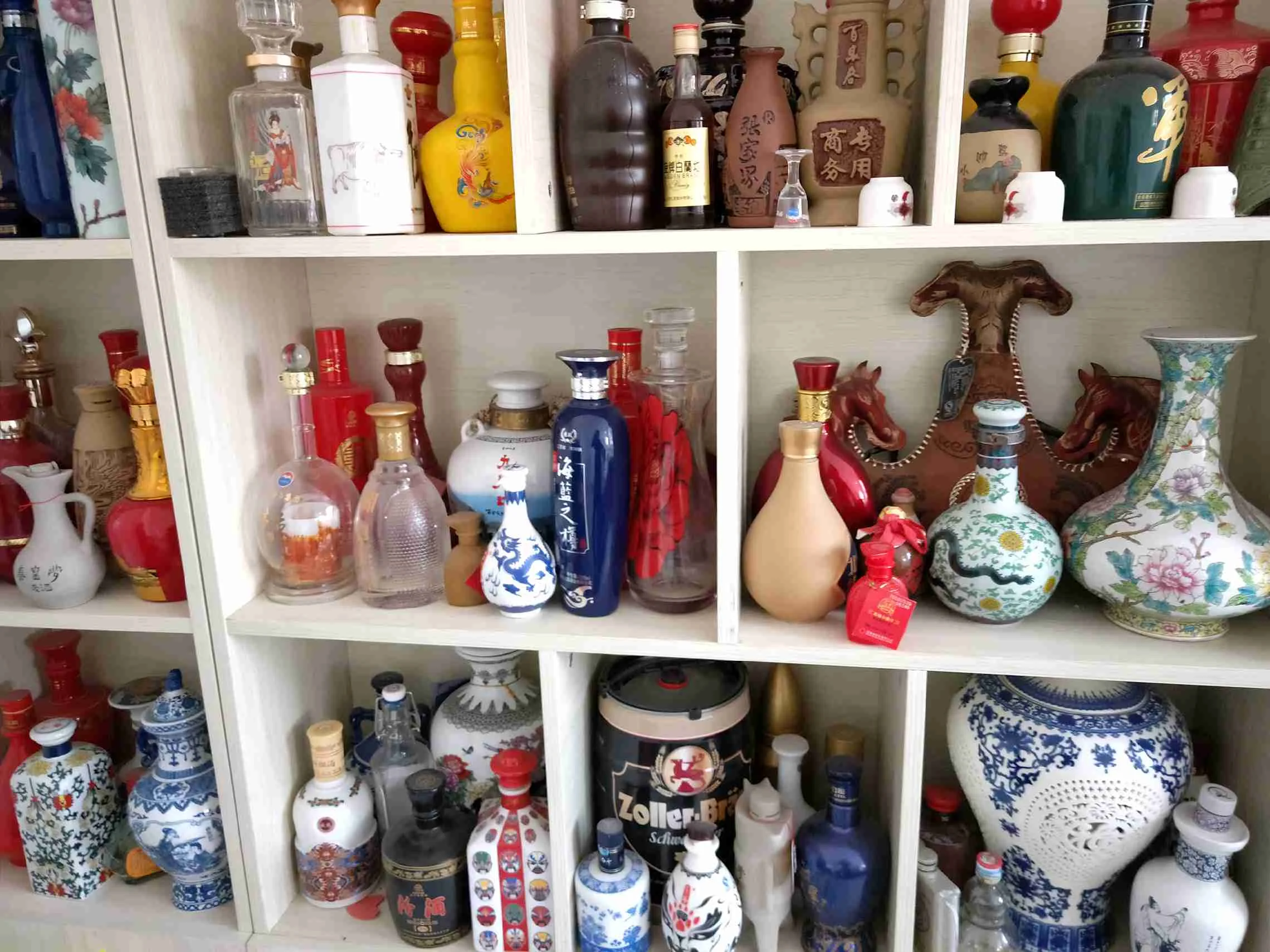 资深酿酒师的工作台，展示经典收藏白酒与手写笔记，传递白酒收藏的专业与时光感_1