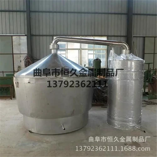 工作台上正在组装的白酒蒸馏设备，包含蒸馏锅、冷却盘管和工具，展示自制蒸馏器的核心部件。_1