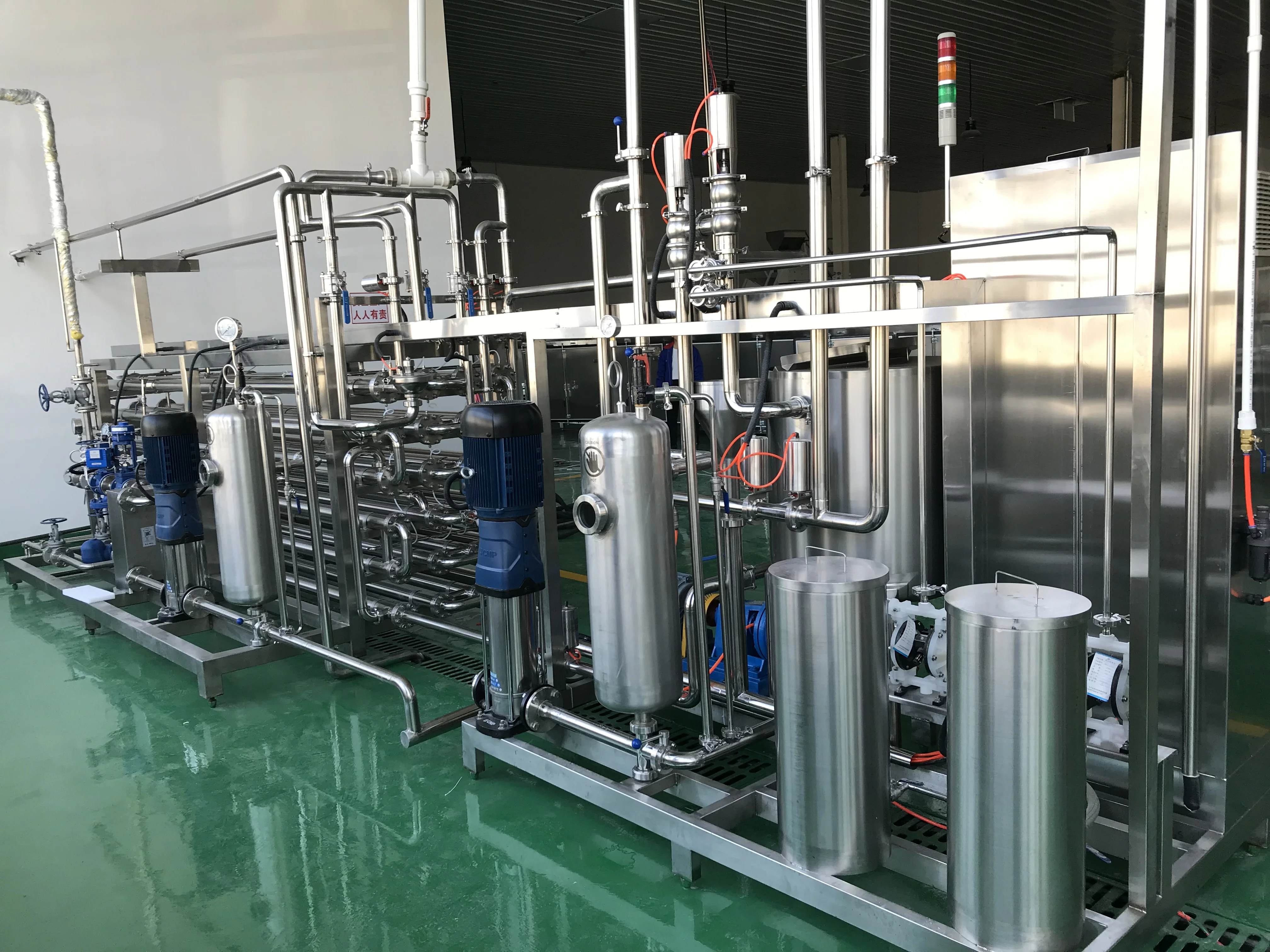 一套正宗的不锈钢天锅式酿酒设备在工作台上，旁边是高粱和工具，展现了专业家庭酿酒场景。_1