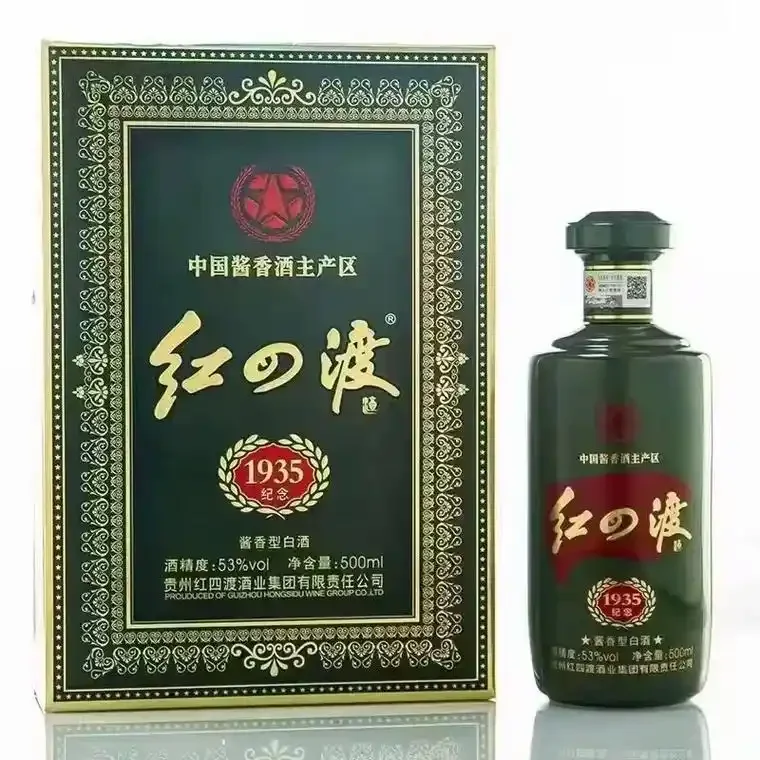 酿酒师工作台：玻璃发酵罐中的粮食与背景的品牌白酒形成对比，探讨工艺与价格的关系。_1