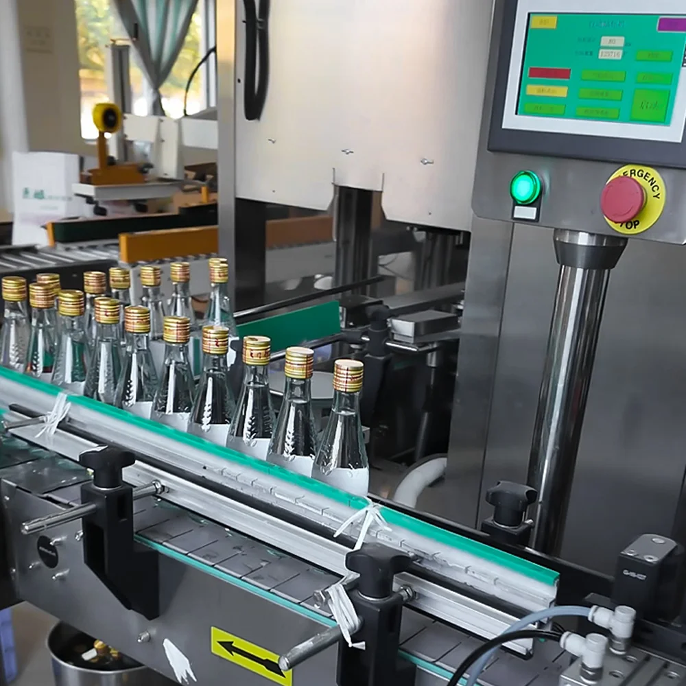 一套在家庭环境中正在使用的小型不锈钢白酒酿酒设备实拍图，包含蒸馏全过程组件。_1