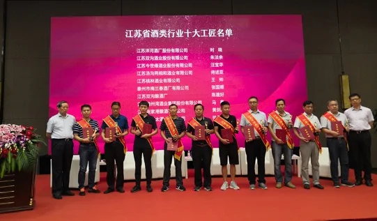 中国传统酒厂窖池与八骏马系列酒陈列：背景为古老泥窖，前景木桌上摆放着三款不同档次的八骏马酒，展现酿造底蕴与产品层级。_1