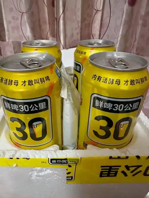 德式小麦啤酒酿造设备与原料特写：小麦麦芽、酵母、糖化桶和啤酒杯_1