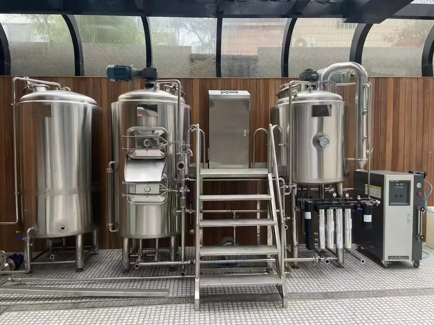 小型精酿啤酒坊实景,展示一套完整的不锈钢精酿啤酒酿造设备_1