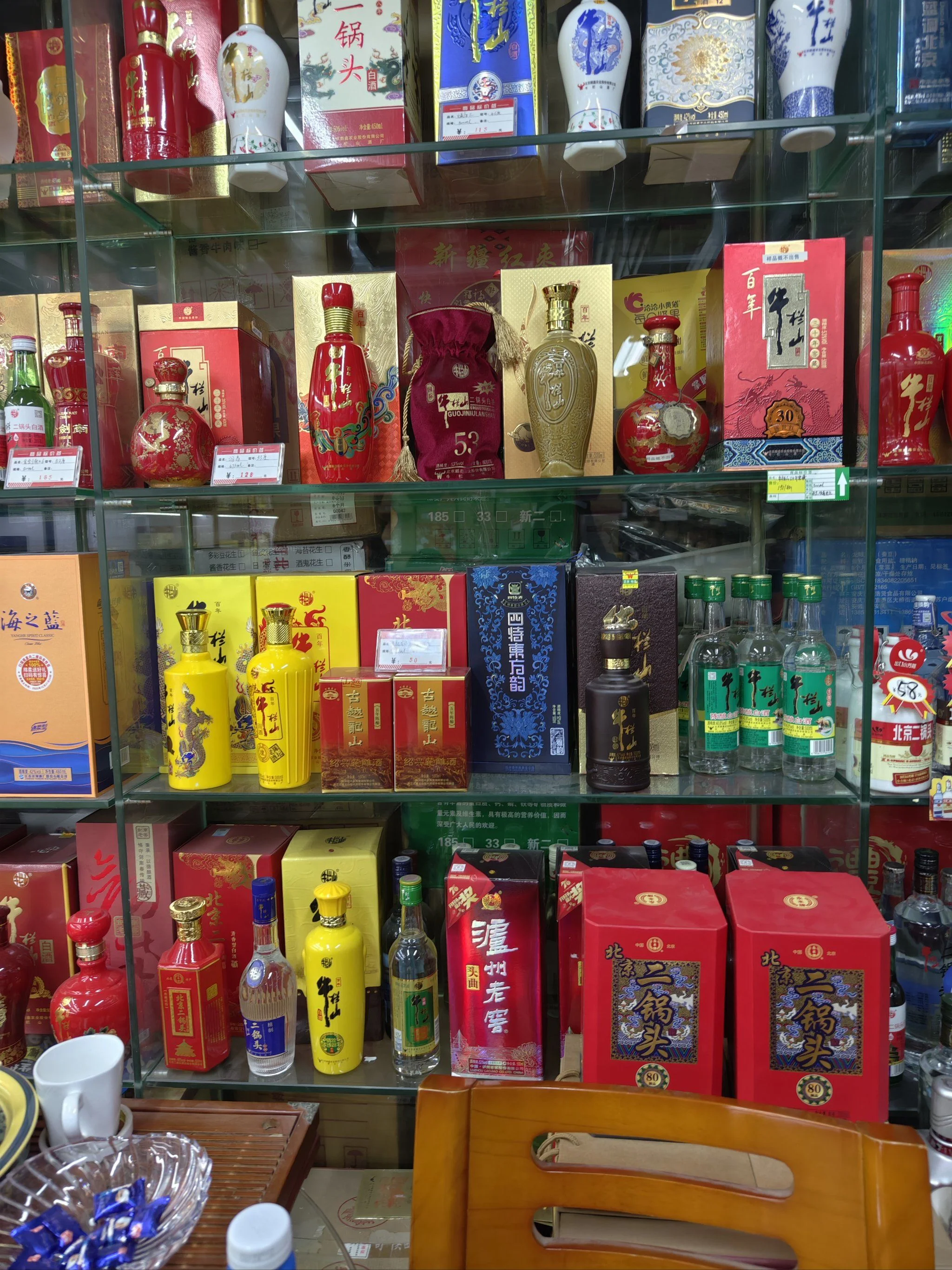 专业白酒品鉴台，展示不同酒样的品鉴杯和记录本_1