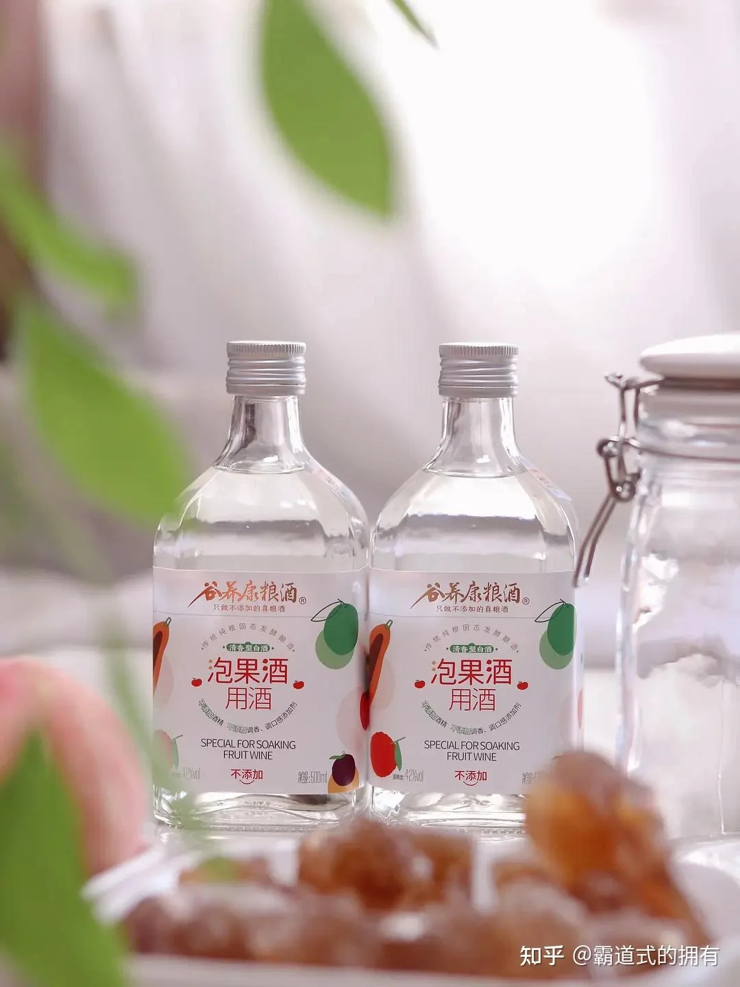泡药酒与泡果酒基酒选择对比图：纯粮白酒与食用酒精酒对比，以及不同泡酒材料的展示_1