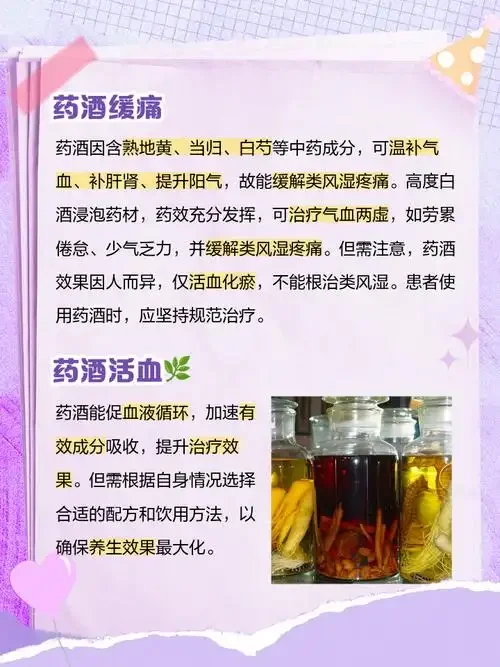 温热的火炙酒正从陶瓷壶倒入瓷杯，背景有温酒泥炉，画面温暖醇厚_1
