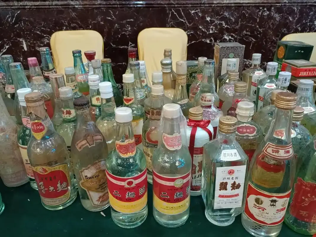 资深酿酒师在私人酒窖中鉴赏收藏老酒_1