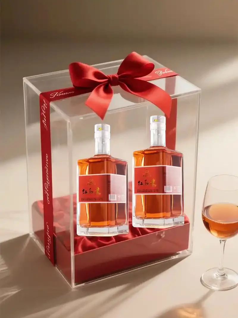 高粱、酒曲与刚酿出的高粱酒液对比图，展示纯粮酿造的真实场景。_1