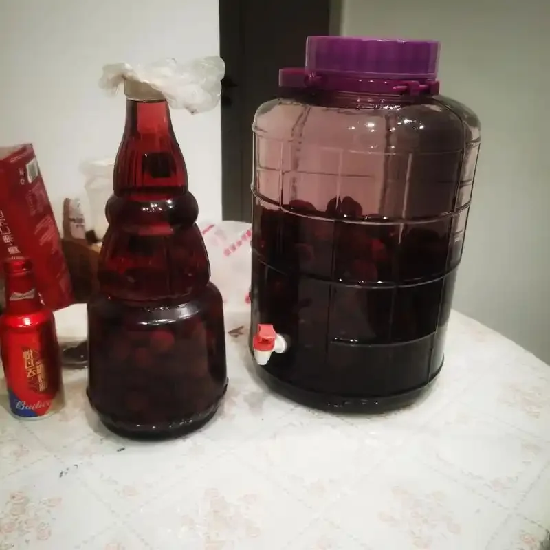 家庭自酿杨梅酒场景：透明玻璃罐中泡着深红色杨梅酒，旁边电子秤显示冰糖重量_1