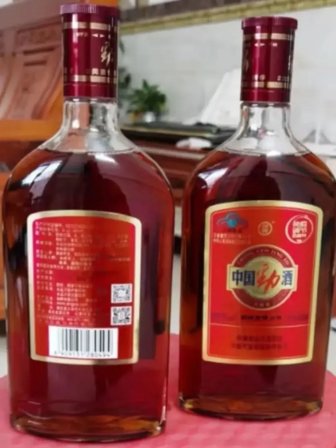 一杯白酒与柠檬水、矿泉水及健康笔记的静物组合，象征痛风患者的理性饮酒选择_1