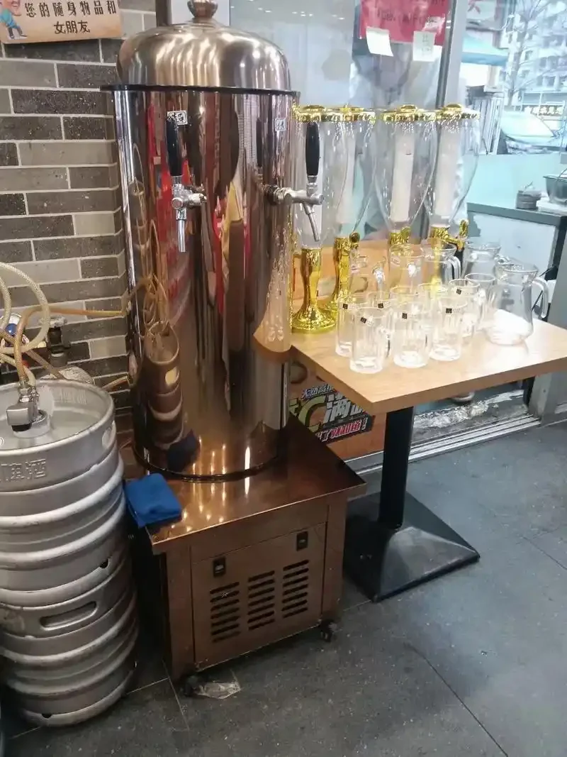 家庭自酿设备与小型商业精酿啤酒设备对比图，展示不同规模设备的外观与价格区间差异_1