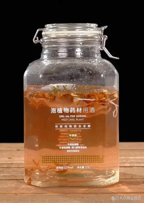 蜂蜜渣泡在透明玻璃罐中的特写，展示琥珀色酒液与原始蜂蜜渣的对比_1