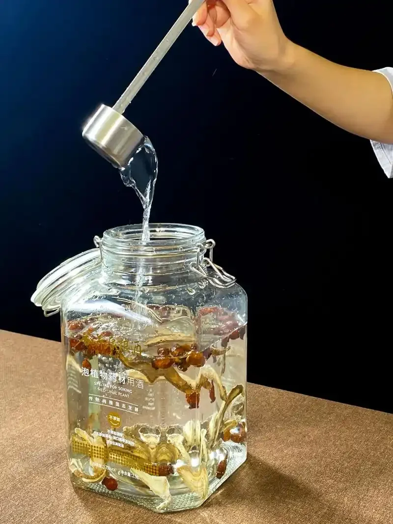 泡酒罐中金樱子与人参在酒液中清晰可见，展示优质养生药酒的状态_1