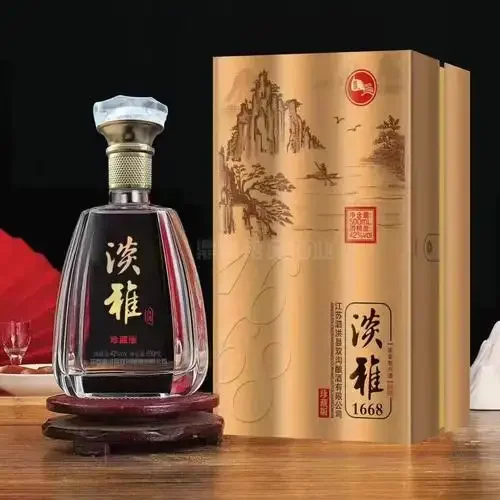酿酒师傅在江苏双沟镇传统车间内翻动酒醅，展现双沟酒酿造的核心环节。_1