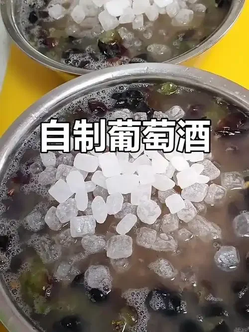 一杯刚酿好的葡萄酒与酿酒葡萄特写，展示葡萄与成酒之间的转换关系。_1