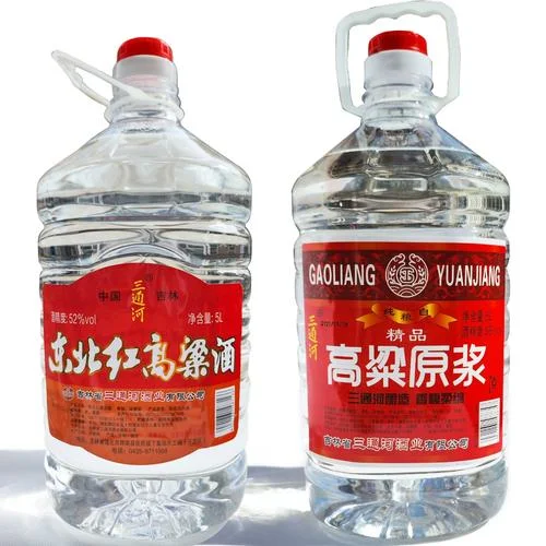 东北传统酿酒作坊中，酿酒师正在检查蒸煮高粱的甑桶，热气腾腾，旁边是待用的红褐色高粱。_1