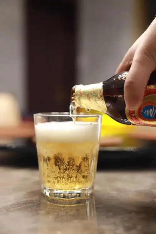 家庭自酿啤酒场景：透明发酵罐中的麦芽汁正在活跃发酵_1