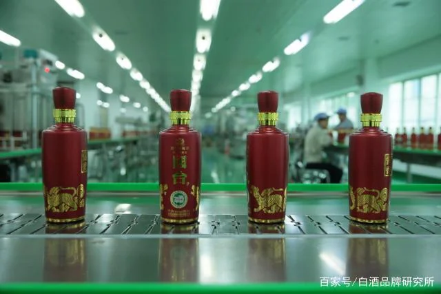 酱香酒生产工艺中的下沙环节，工人正在处理红缨子高粱，背景可见传统石窖_1