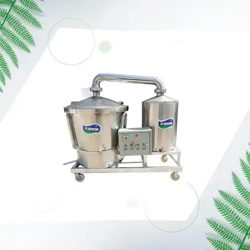 现代家庭小型不锈钢酿酒设备套装，包括发酵桶、蒸馏器和冷凝器，摆放在工作台上，旁边有一杯清澈的蒸馏酒。_1