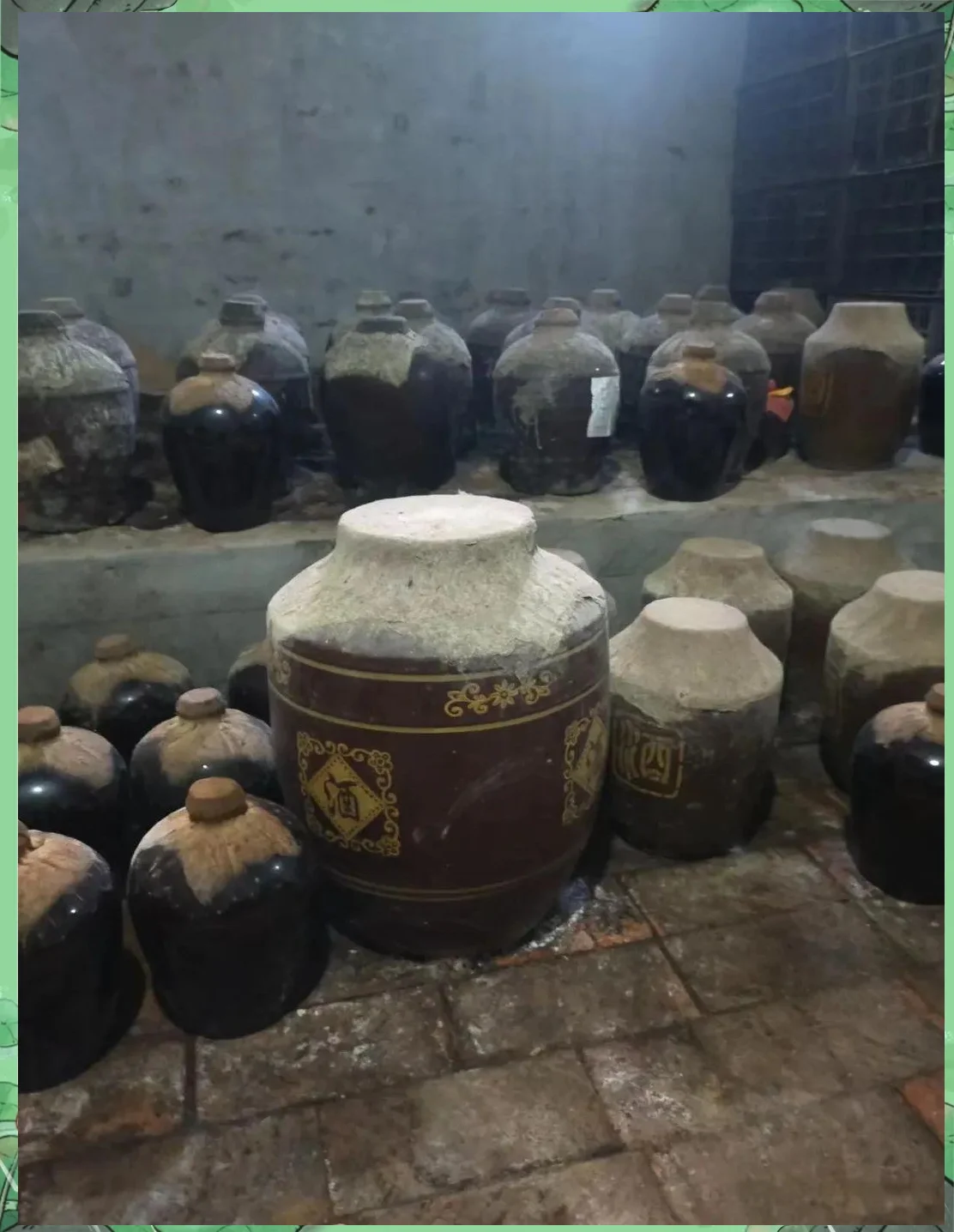 酿酒师正在准备蒸馏的酒醅，展示传统烧酒酿造的核心环节_1