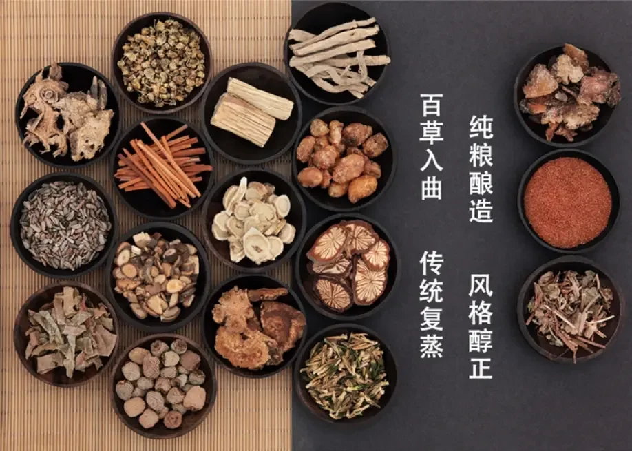 酿酒师正在进行白酒的串蒸操作，将尾酒倒入蒸馏甑中_1