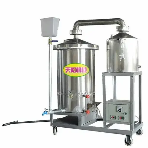 家庭酿酒设备价格对比：简易玻璃罐、小型不锈钢一体机与专业蒸馏设备在工作台上的实物展示_1