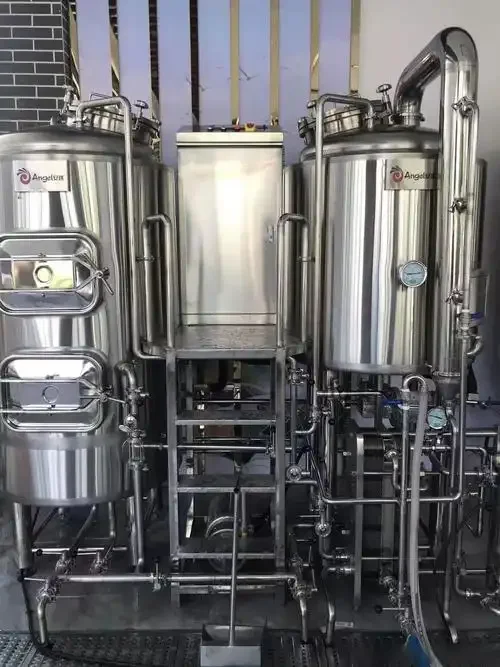 家庭酿造啤酒全套设备实景照片，包含糖化桶、发酵罐等核心设备，旁边有一杯自酿啤酒。_1