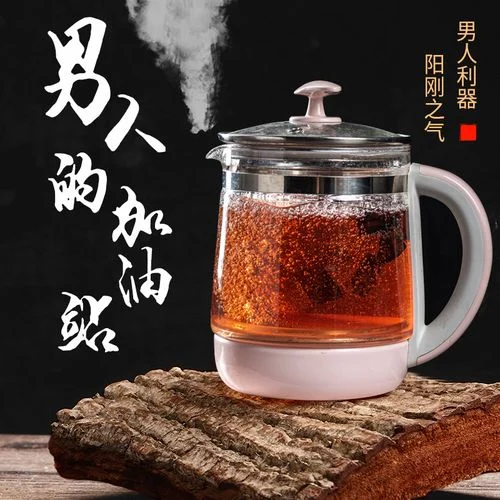 一个装有安哥拉树皮和琥珀色酒液的玻璃泡酒罐特写_1