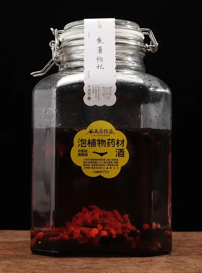 黑松露酒浸泡过程实拍图，玻璃罐内可见琥珀色酒液与黑松露块_1