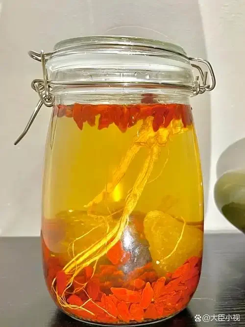 酿酒师工作台上的玻璃泡酒罐特写，展示人参、枸杞等滋阴补阳药材在琥珀色酒液中的浸泡状态。_1
