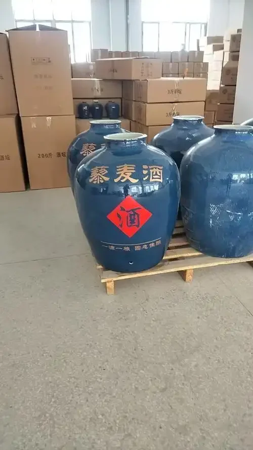 一瓶耐储存的酱香酒在专业酒窖中的特写，体现了恒温恒湿的储存条件。_1