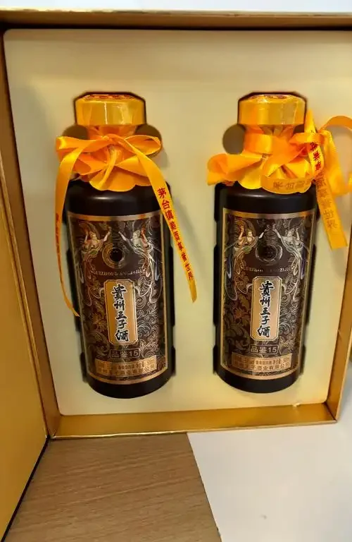 手持贵州王子酒瓶，特写展示其背标上的产品标准号GB/T 26760和纯粮食配料表，背景为品酒场景。_1