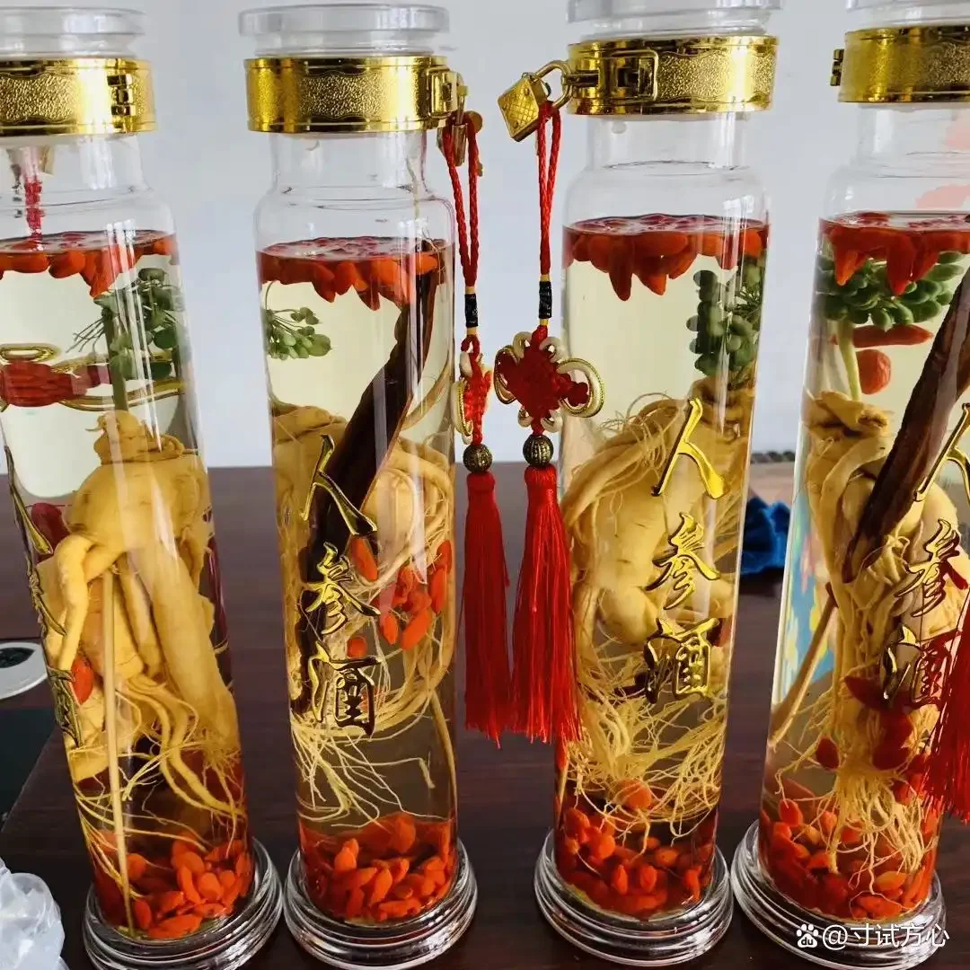 家庭自泡人参酒实物展示：玻璃瓶中人参形态完整，酒液呈清澈的琥珀色_1