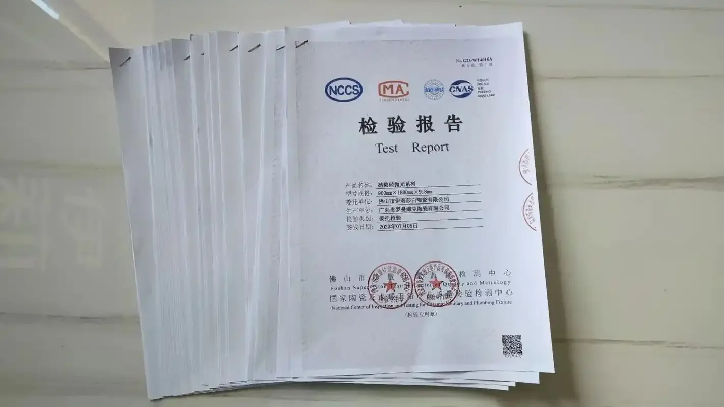 酿酒师在酿酒车间内专注地查看白酒第三方检测报告_1
