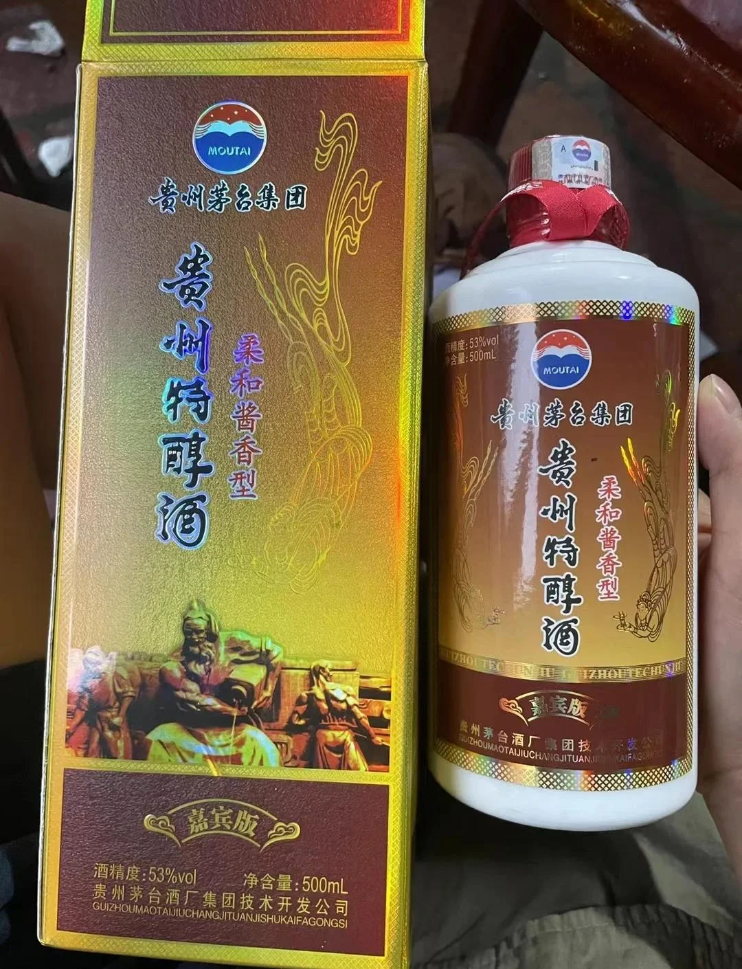 一瓶12年陈酿酱香酒与老陶坛在酿酒师工作台的特写，展现时间的沉淀_1