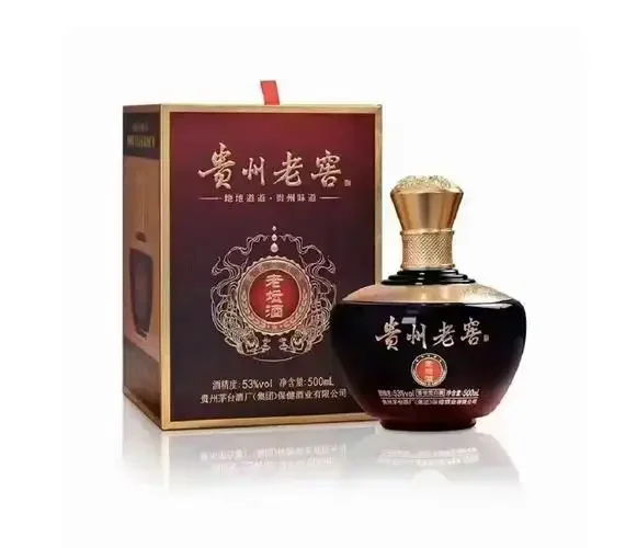 一个封存完好的古朴陶制老酒坛，被安静地放置在家庭藏酒的木架角落，光线柔和，凸显其作为收藏品的历史感与专业性。_1