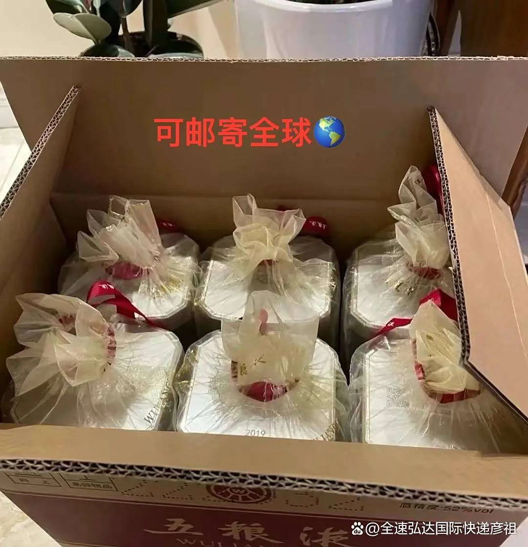 酿酒师正在为散装酒坛进行防震和密封打包，准备邮寄_1