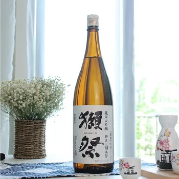 日本清酒与烧酒的对比展示：左侧是清澈的清酒与酒壶，右侧是琥珀色的烧酒与岩石杯，背景是日式居酒屋风格。_1