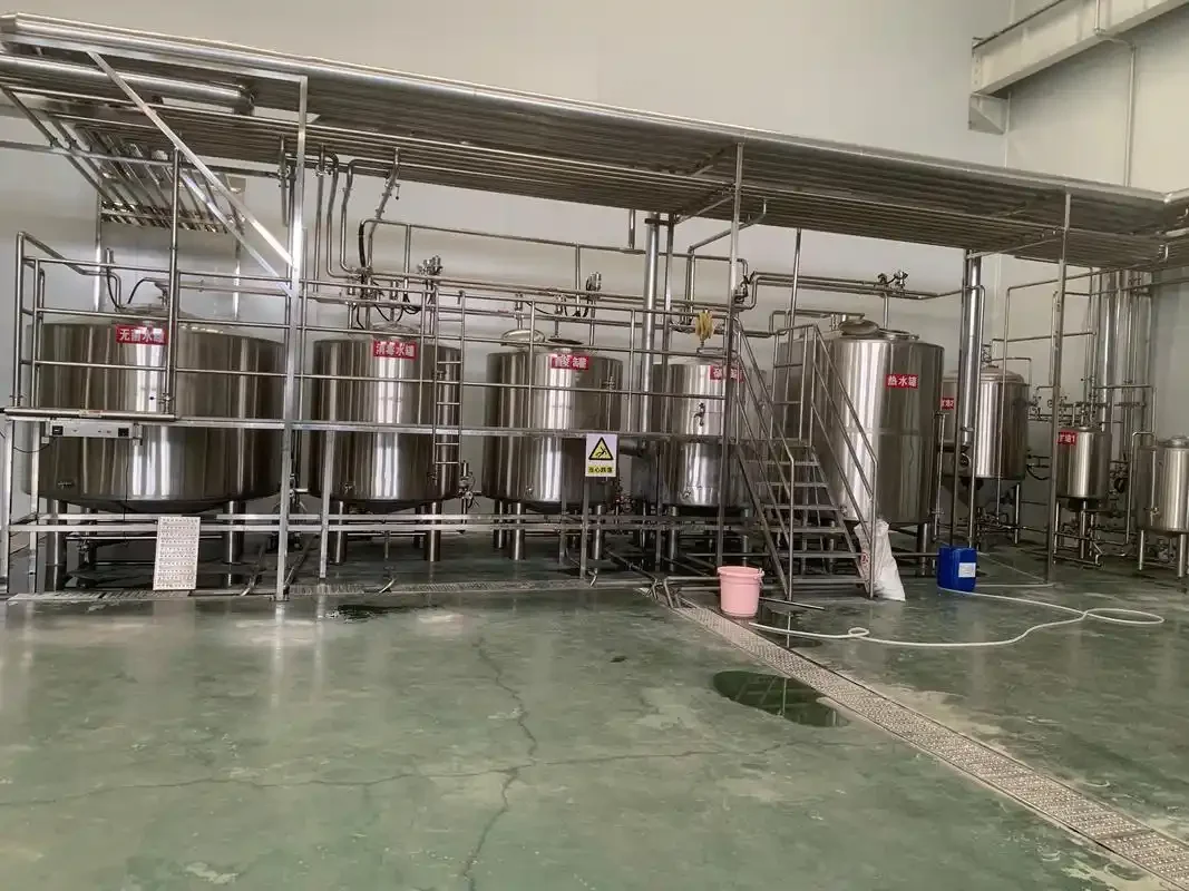 小型家庭精酿啤酒设备工作台，包含糖化锅、发酵罐和恒温设备_1