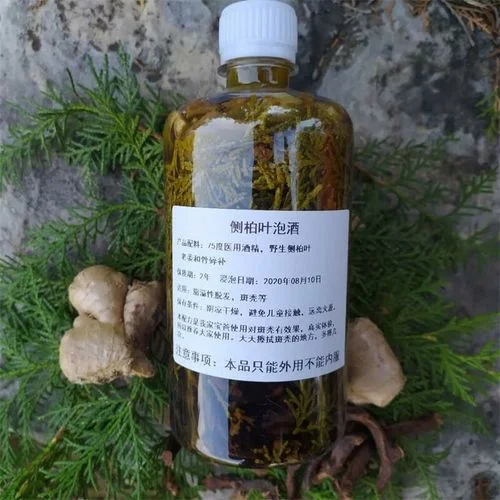 家庭自制草虾泡酒过程展示：透明玻璃罐中草虾与白酒清晰可见_1