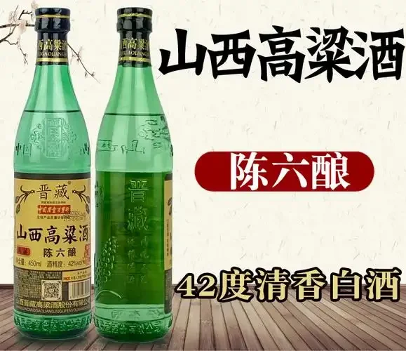 山西传统地缸中正在发酵的高粱酒醅特写，旁边散落着高粱粒和大曲块_1