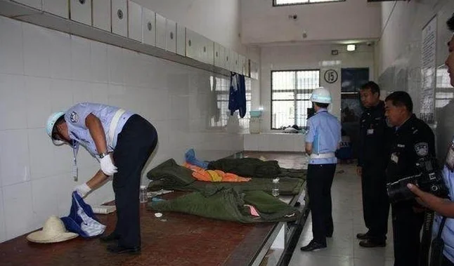 拘留所内部环境特写：铁床、条纹床单与忏悔笔记，光线昏暗，氛围压抑沉重。_1