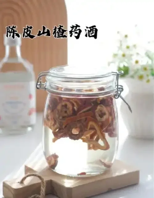 家庭自制陈皮果肉泡酒特写，玻璃罐中琥珀色酒液浸泡着陈皮和果肉块_1